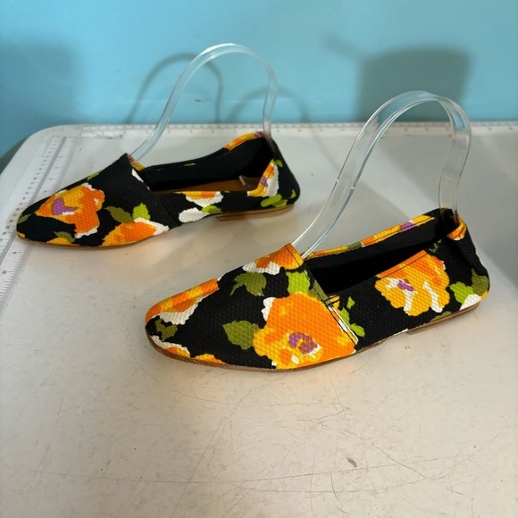 Unisa women’s canvas orange floral print ballet  flats in size 6.5 - Picture 3 of 7